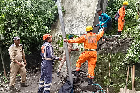 NDRF men evecuate stranded pilgrims